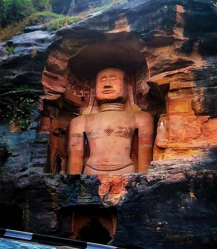 Jain statue built on Gwalior Fort