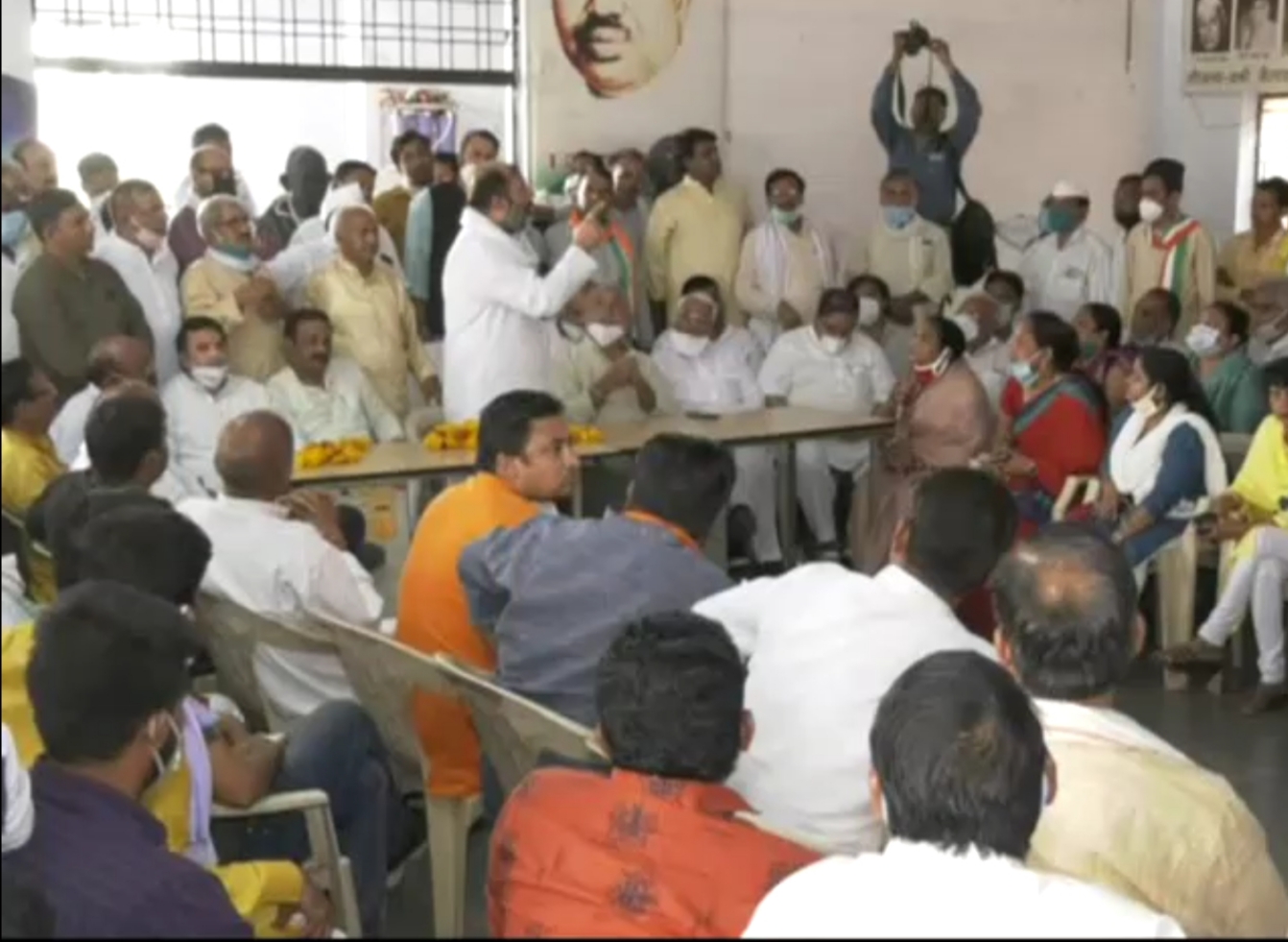 Tarun Bhanot addressing Congress workers