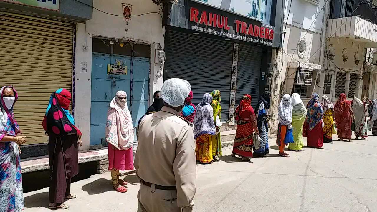 Crowd of women started withdrawing money from Jan Dhan accounts in Gwalior