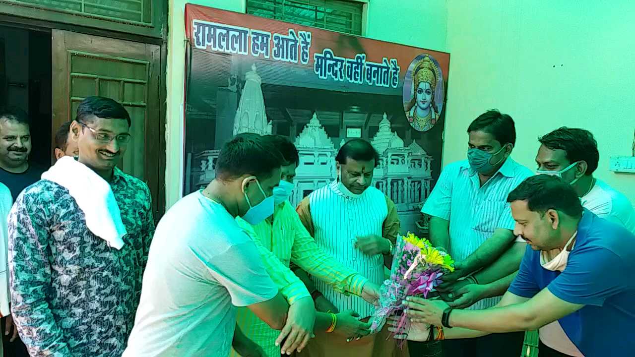 Energy Minister presenting a bouquet to Jaibhan Singh