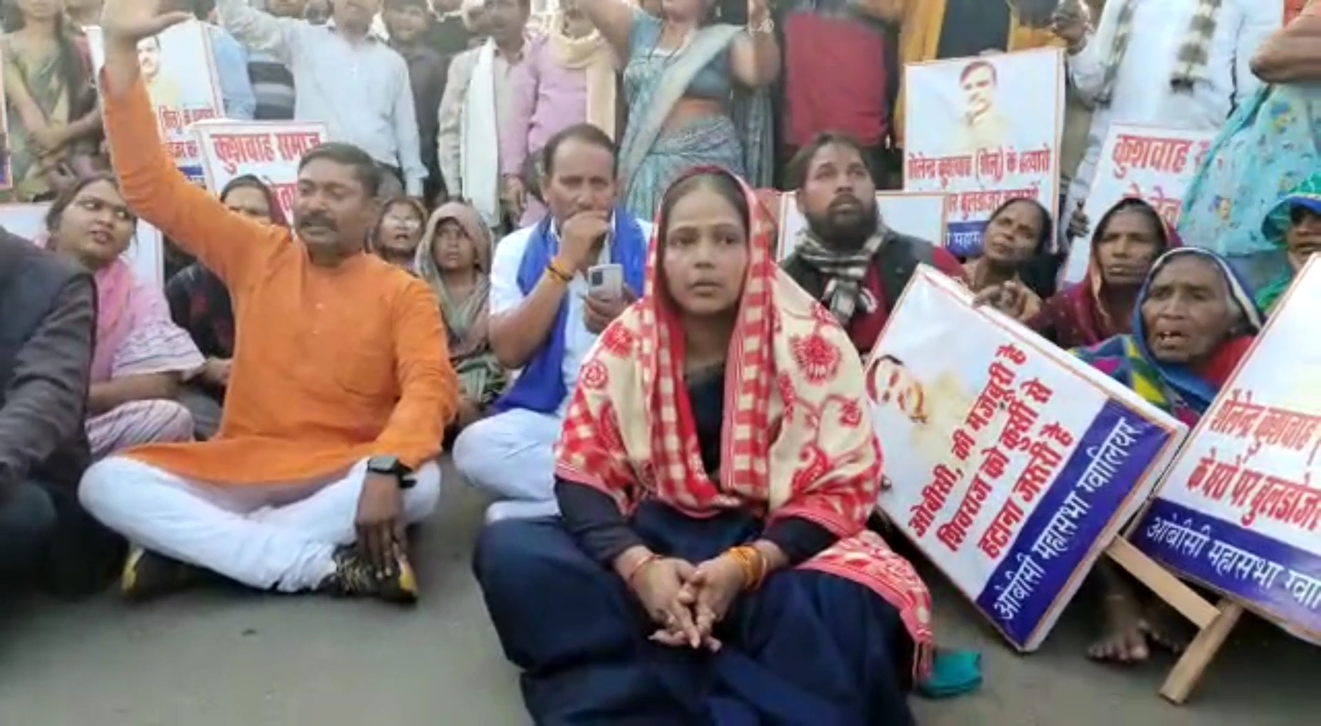 pritam lodhi and supporter block road in gwalior