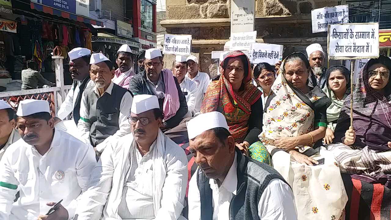 Congress Sevadal kept silent in front of Bapu's statue