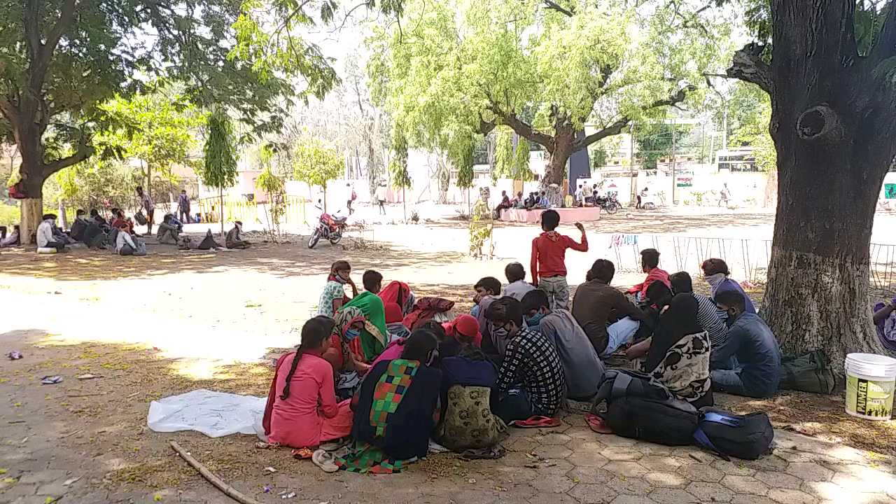 Workers of Uttar Pradesh tried to escape staying in relief camp in harda