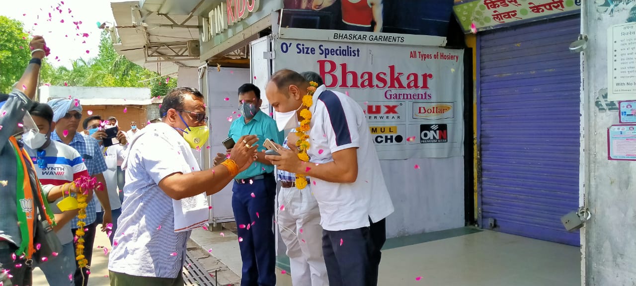 sohagpur mla vijay pal singh of hoshangabad district honoured corona warriors with garlands