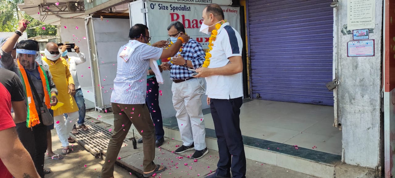 sohagpur mla vijay pal singh of hoshangabad district honoured corona warriors with garlands