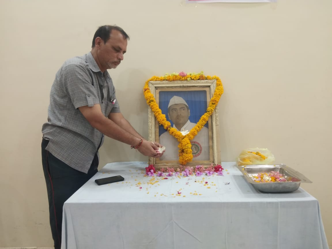 Former Prime Minister Rajiv Gandhi's death anniversary celebrated with social distance in hoshangabad