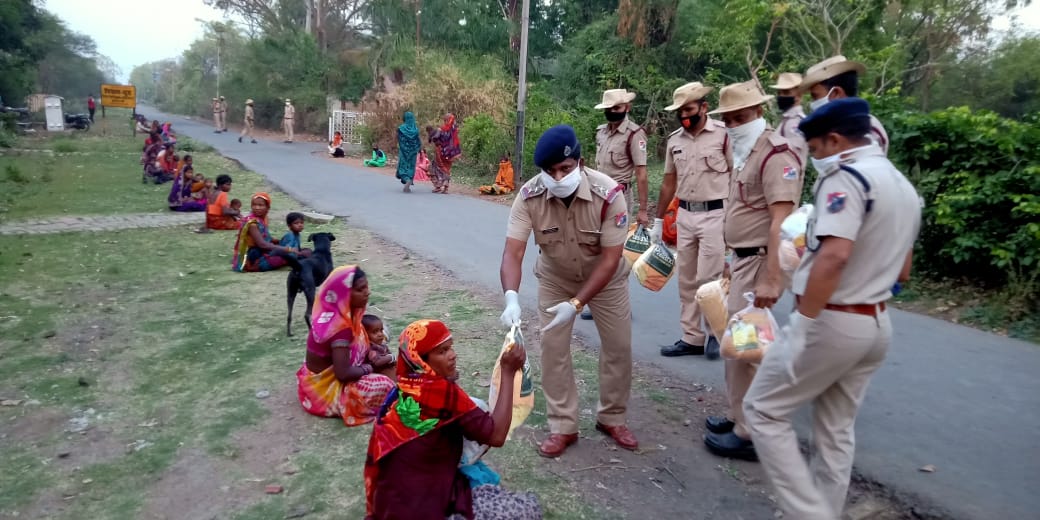 RPF distributed grocery and food packets to the needy in tarsi railway station of hoshangabad