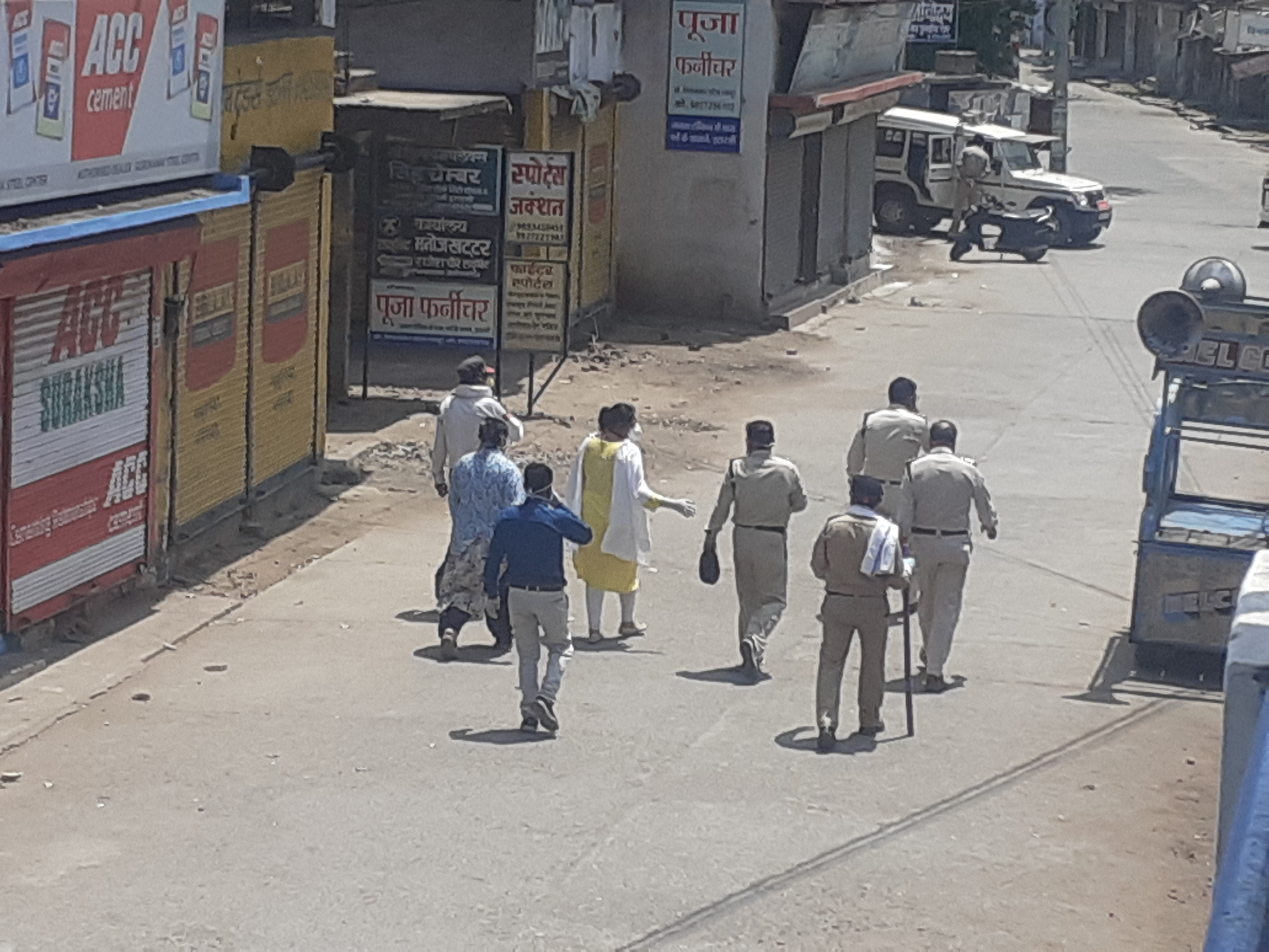 Itarsi Tehsildar is helping the needy in lockdown