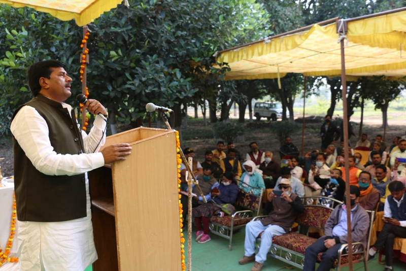 Bharat Singh Kushwaha addresses farmers in farmers training program