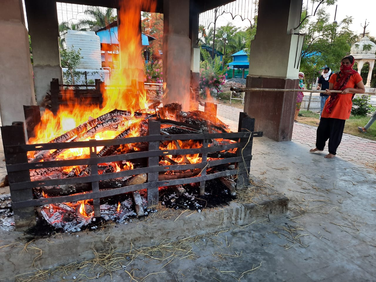 rituals of ceremation ceremony performed by sisters of a deceased cancer pateint in hoshangabad