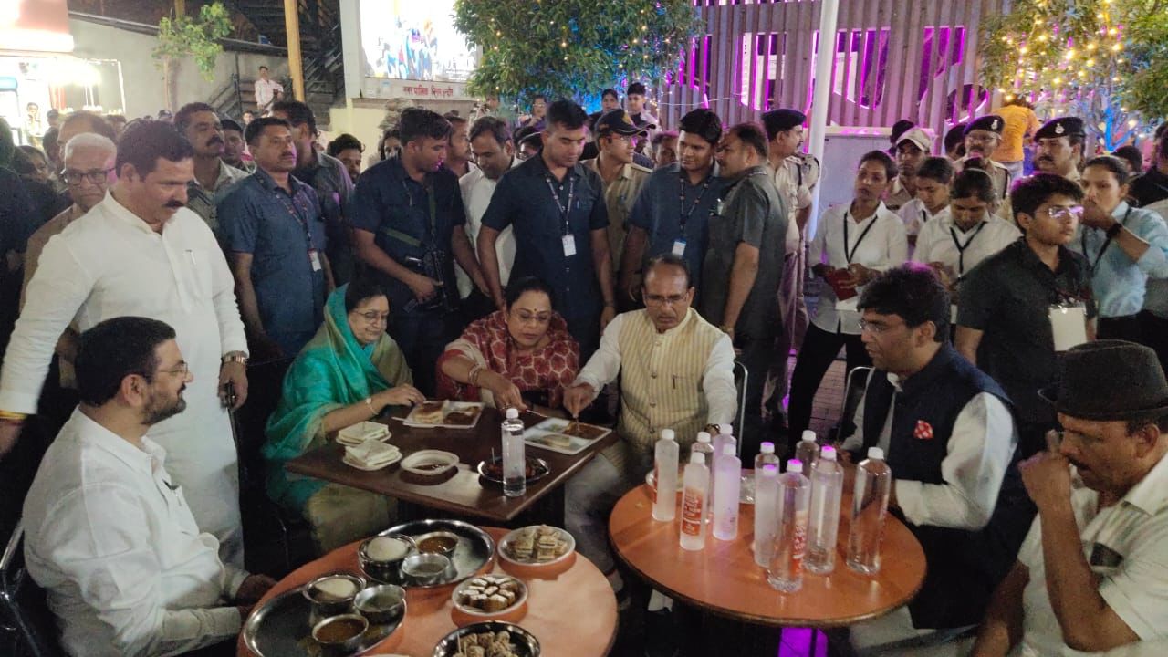 shivraj singh enjoyed delicious food