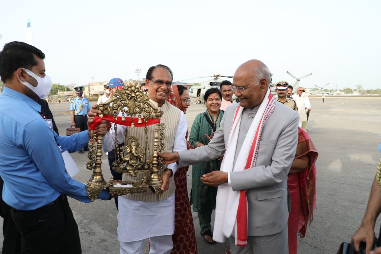 CM welcomes President at Indore airport