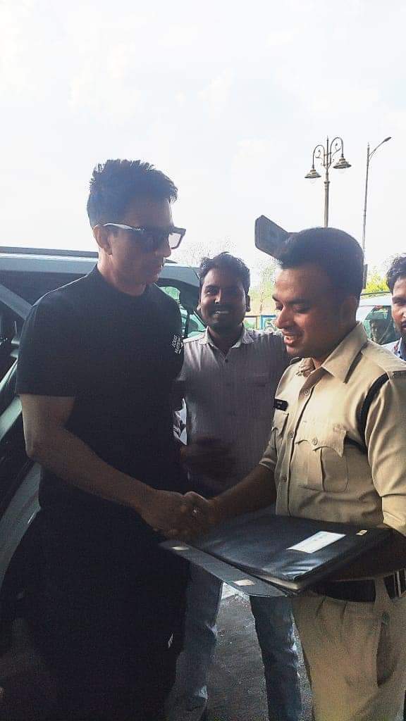 sonu sood in indore meet police sanjay sawre