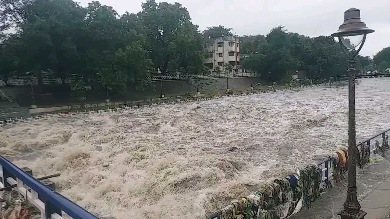 مسلسل بارش سے عام زندگی بری طرح متاثر