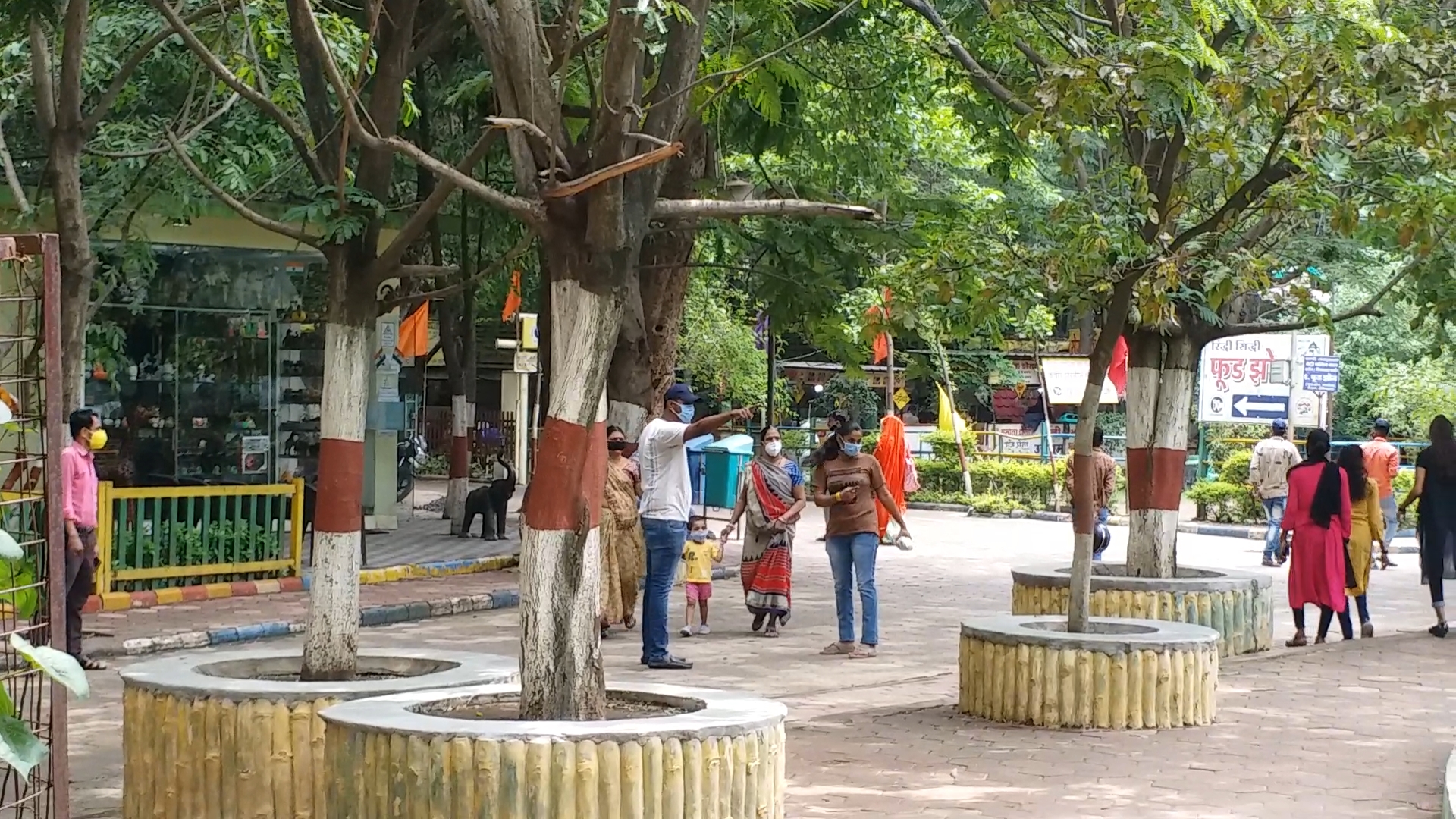 people arriving at the zoo