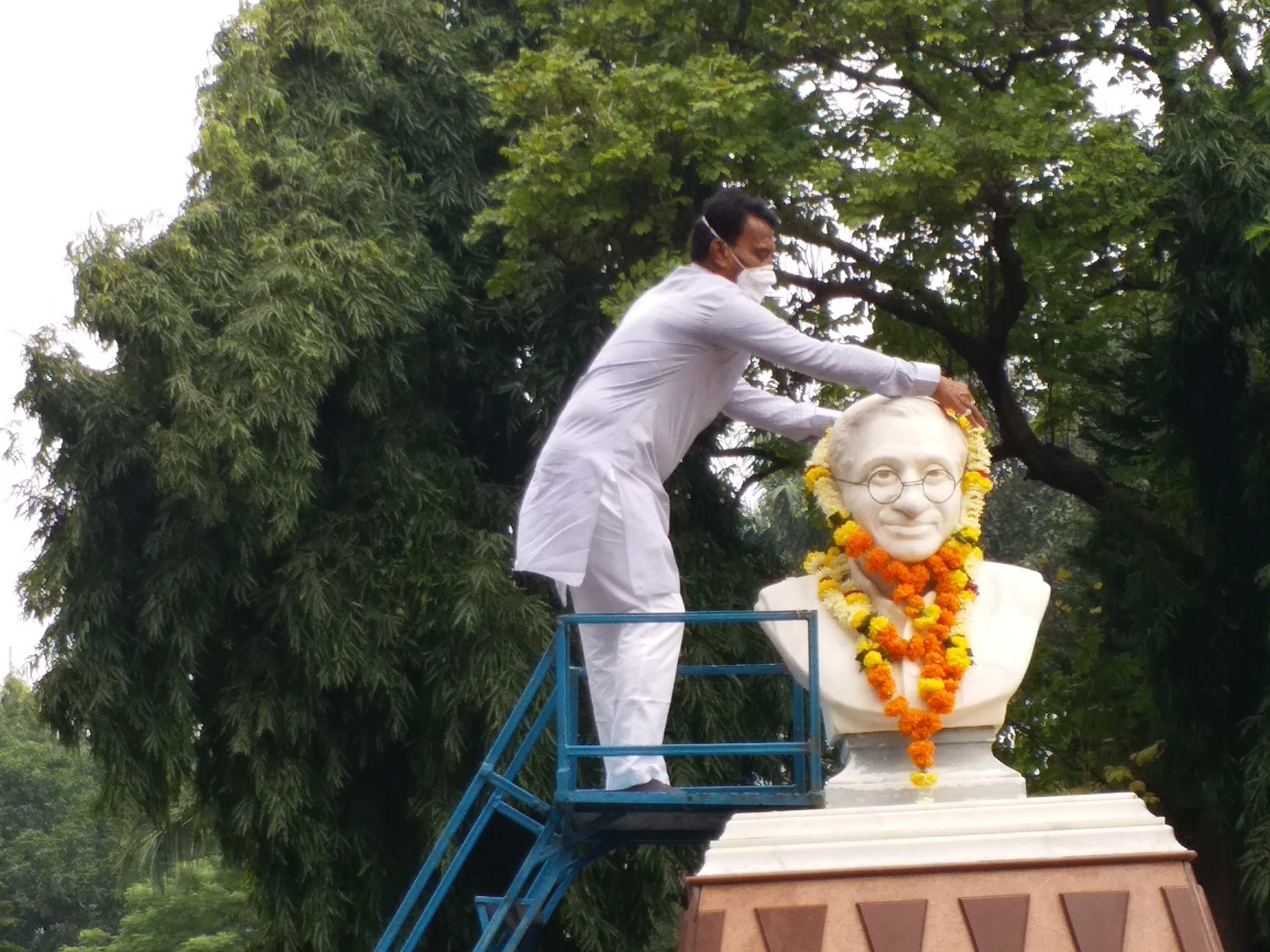 Wreath at the statue of Pandit Deendayal Upadhyay