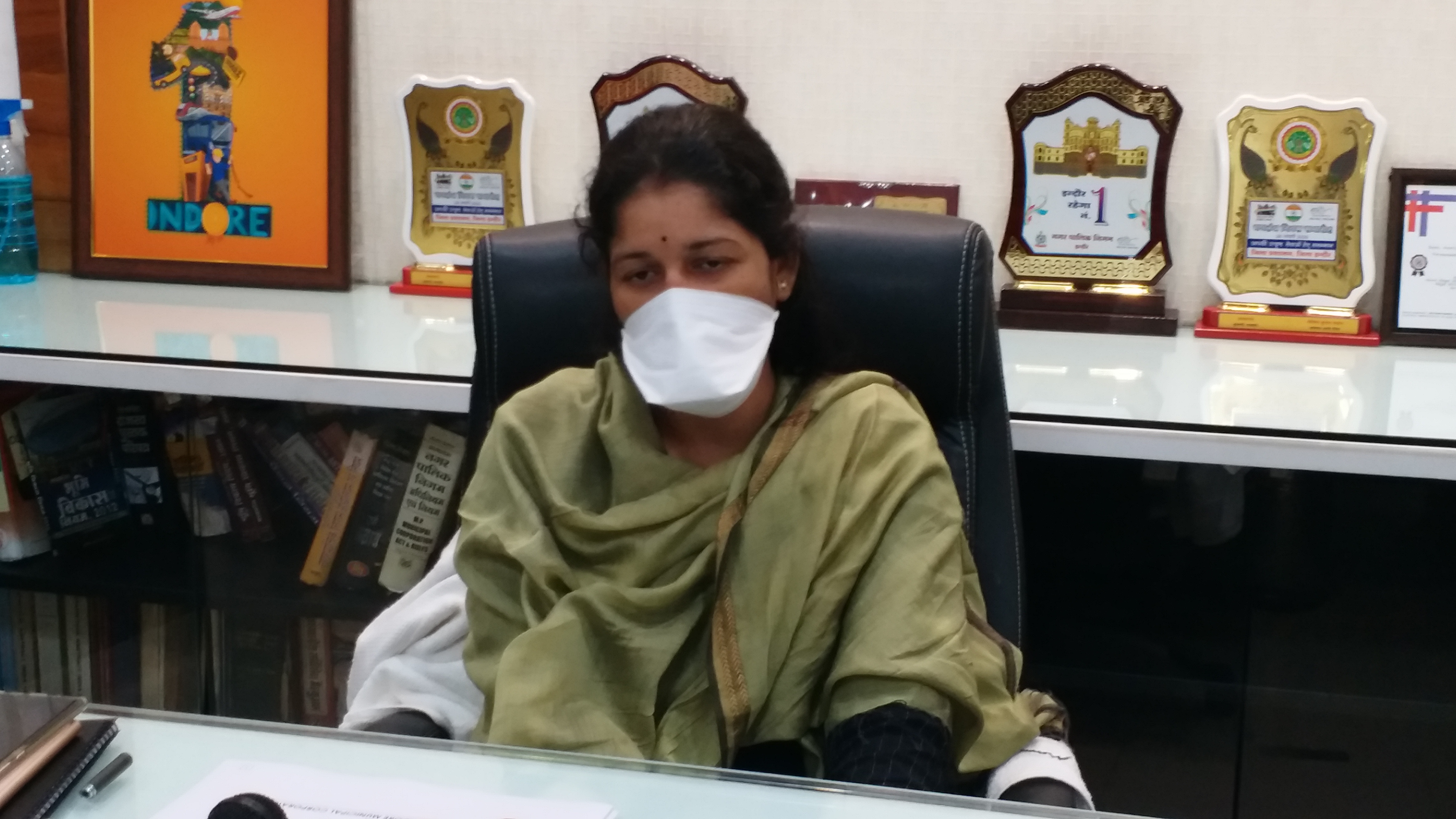 The municipal commissioner issued an order to remove 10 temporary cleaning workers from work