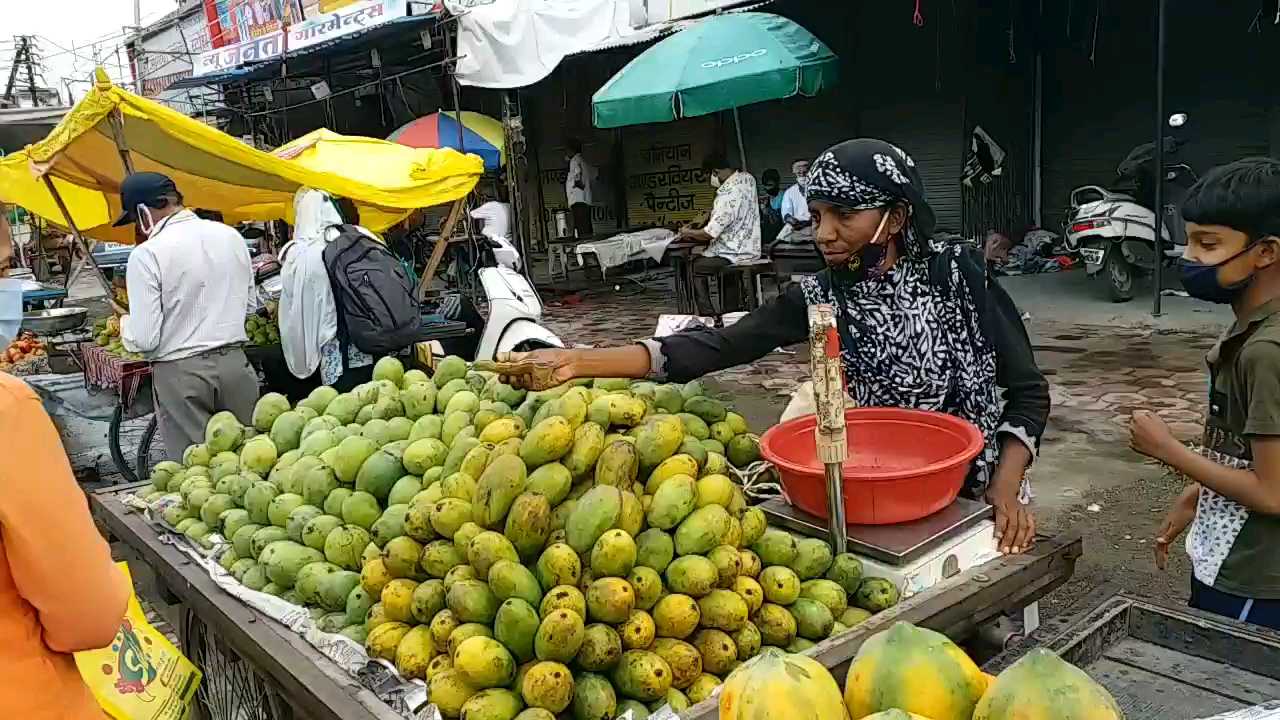 a PHD holder raisa anasari selling fruits in the indore, patnipura mandi