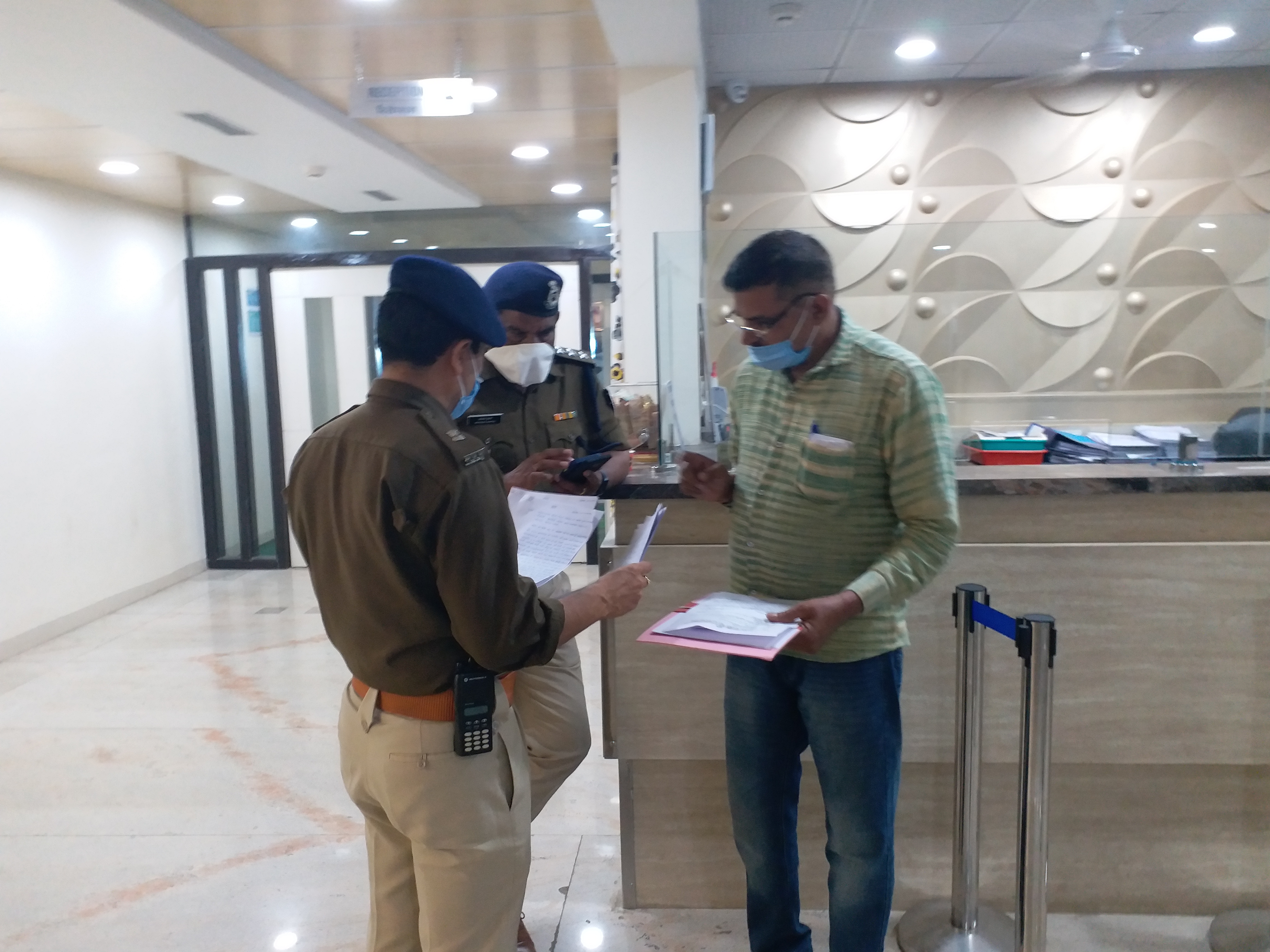 narrow escape when an elevator at a pvt hospital dropped a few feet from ground floor.