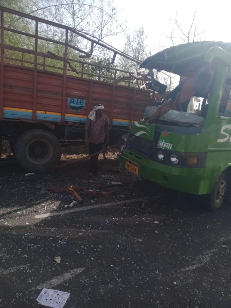 bus and truck collision in indore