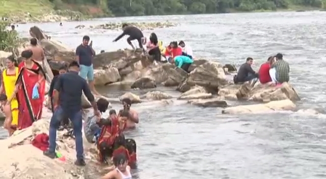 Girl fell in river while taking selfie