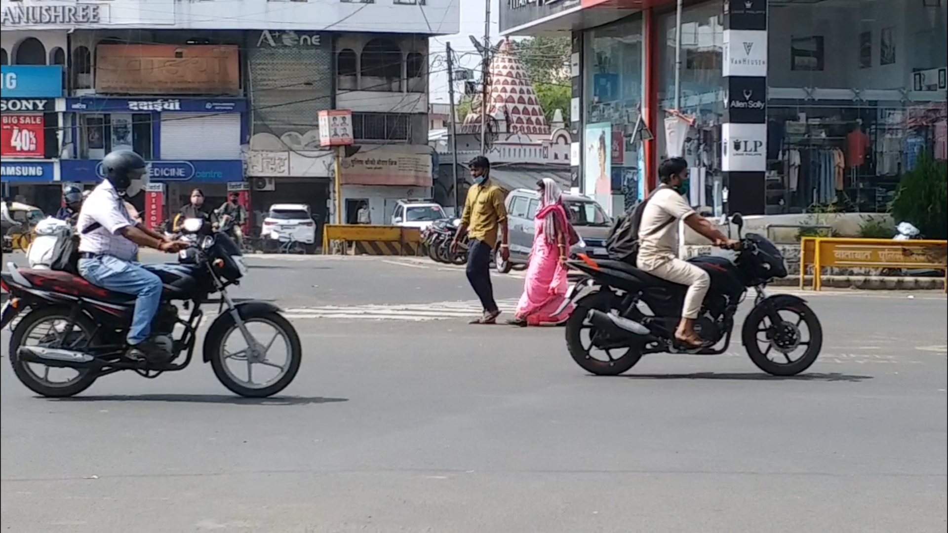 People forced to cross the road in traffic