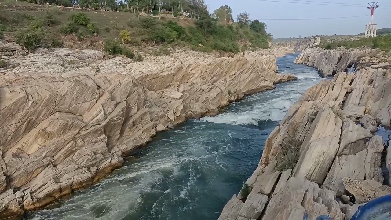 Tourists come Bhedaghat of Jabalpur to celebrate New Year