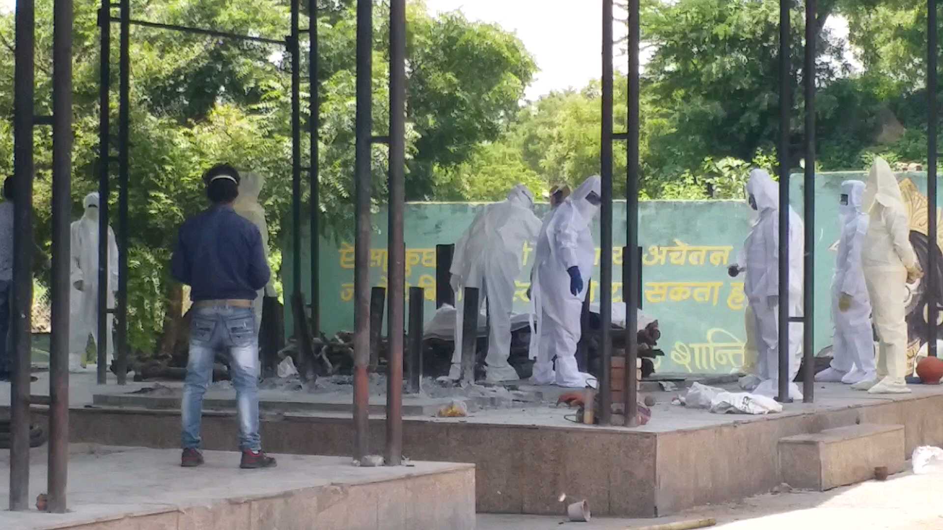 Members of Moksha Sanstha conducting last rites