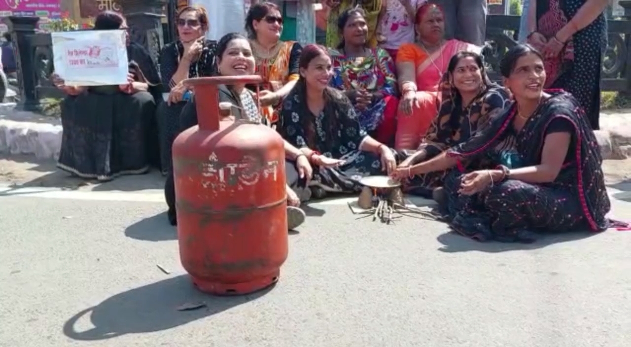 Congress women worker protest in Jabalpur