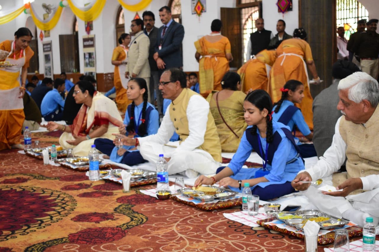 cm eat food with students and teachers