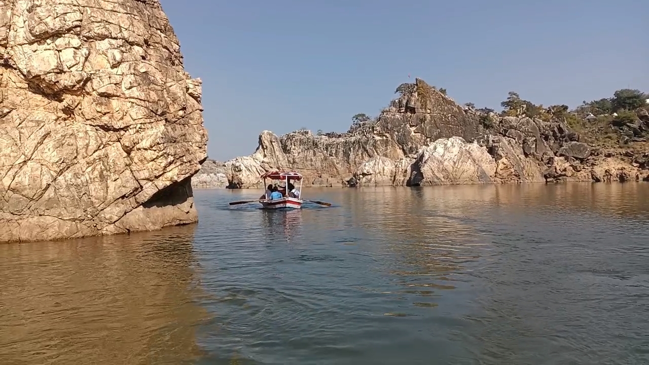 Tourists come Bhedaghat of Jabalpur to celebrate New Year