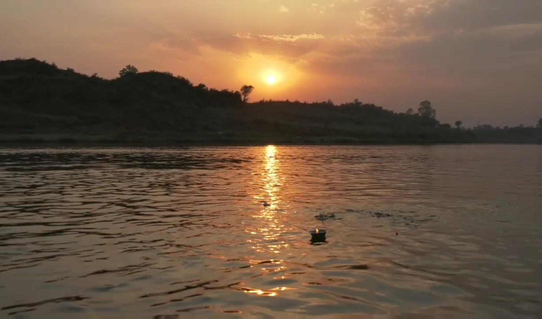 उगते सूरज के दौरान नर्मदा का नजारा