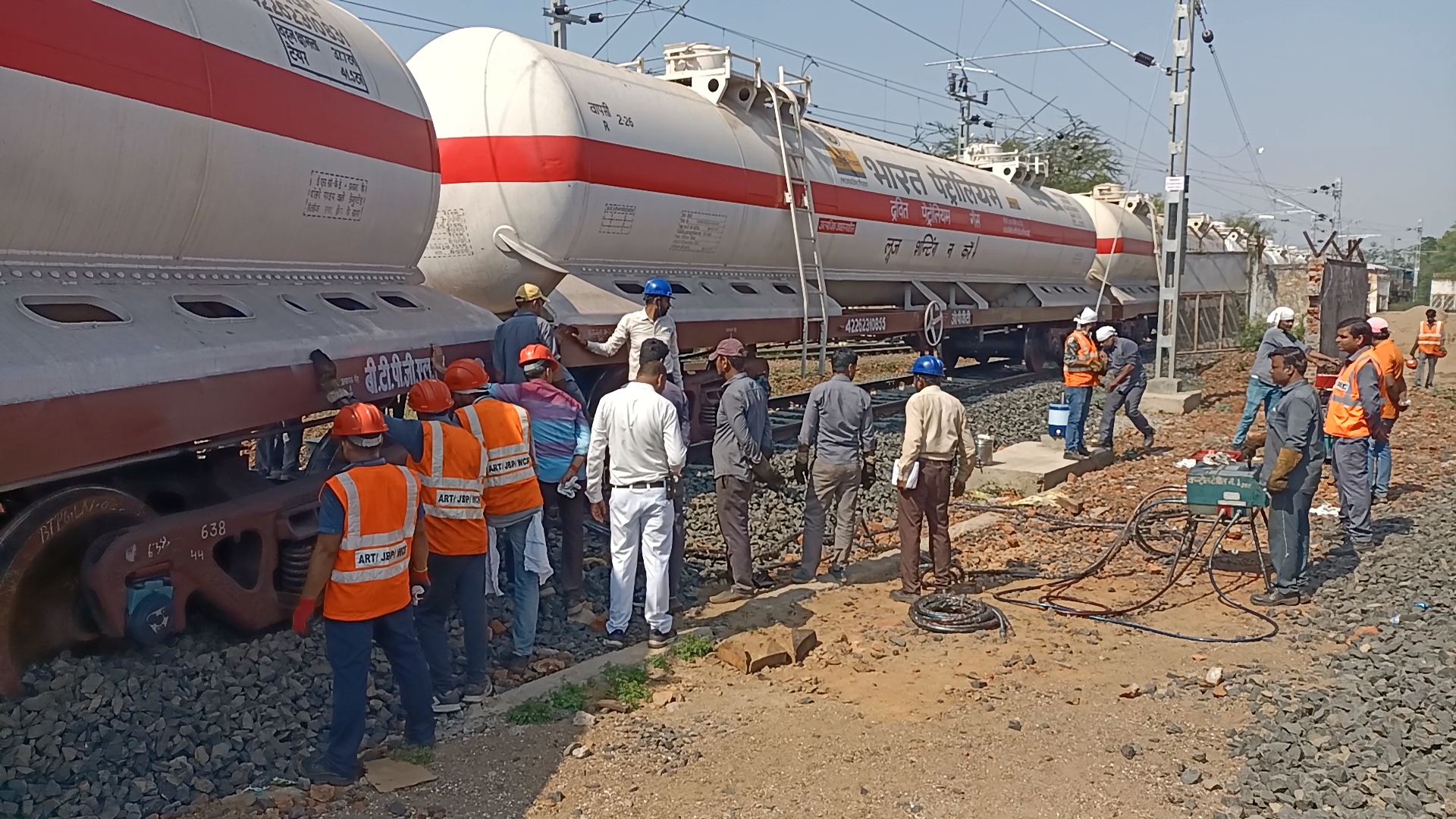 goods train 2 bogies LPG full derailed in Jabalpur