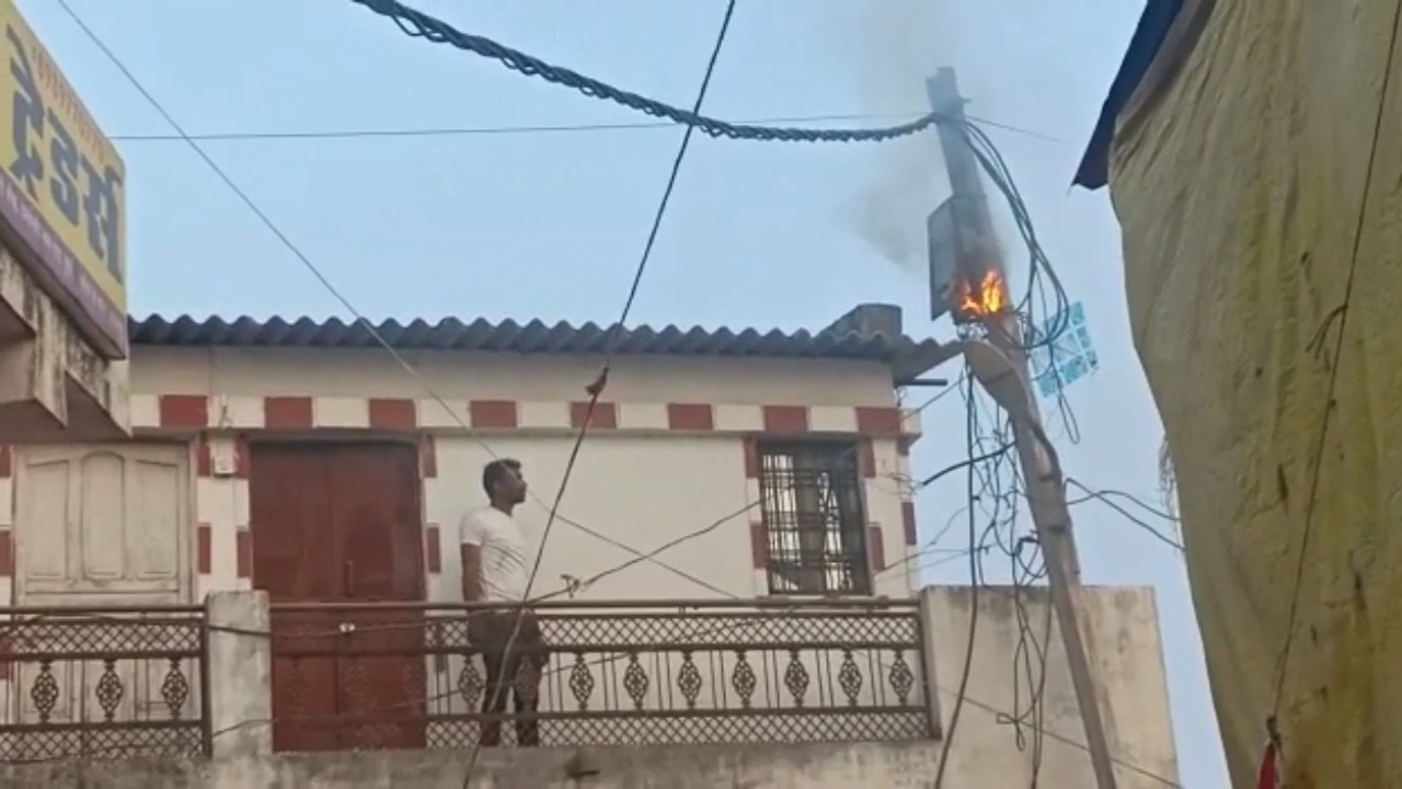 Electric pole fire during Bhagwat Katha jabalpur