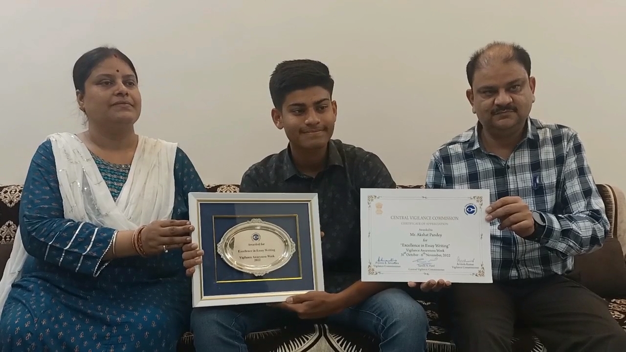 pm rewarded jabalpur student in delhi