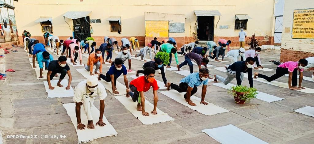 Yoga is being done to protect Jhabua prisoners