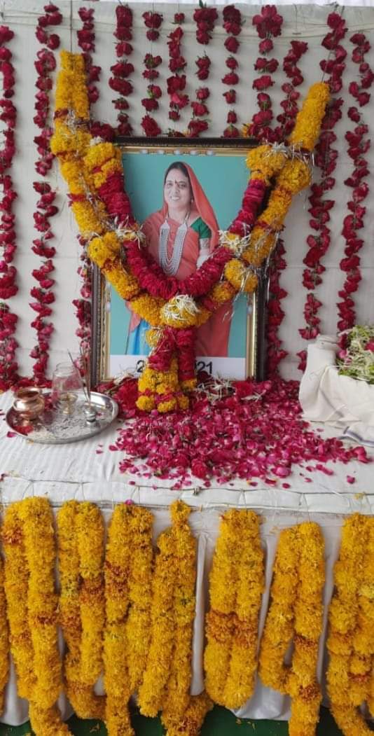 pcc chief kamalnath and mp nakulnath paid floral tribute to kalawati bhuriya in jhabua