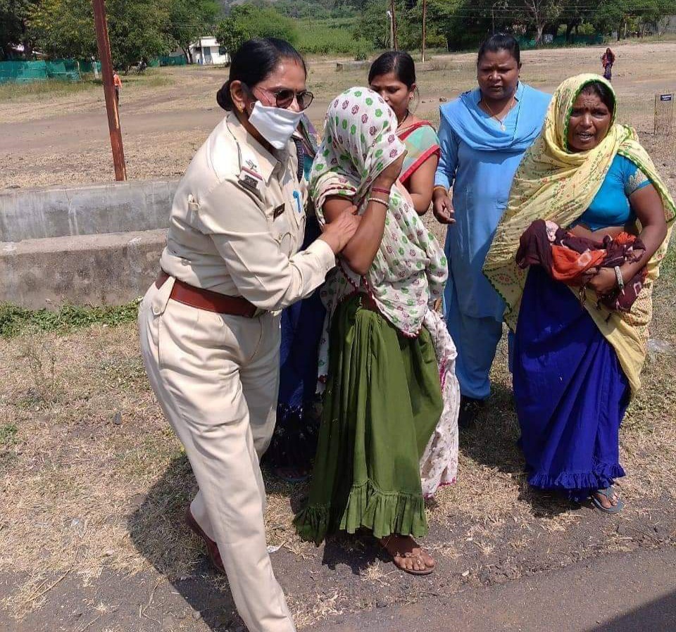 Police helps woman