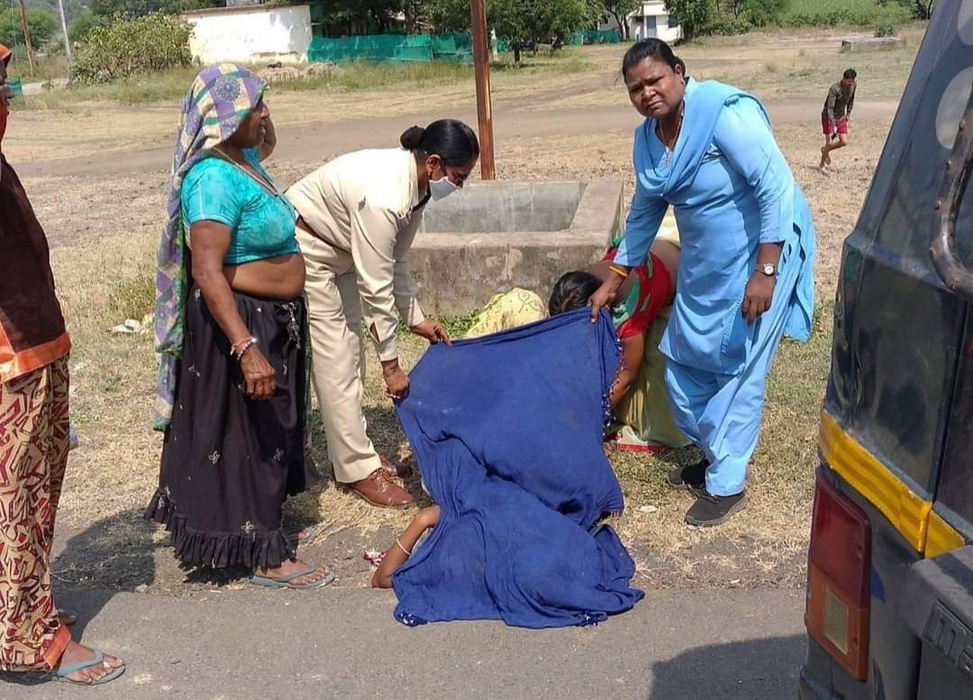 Delivery of woman on the road