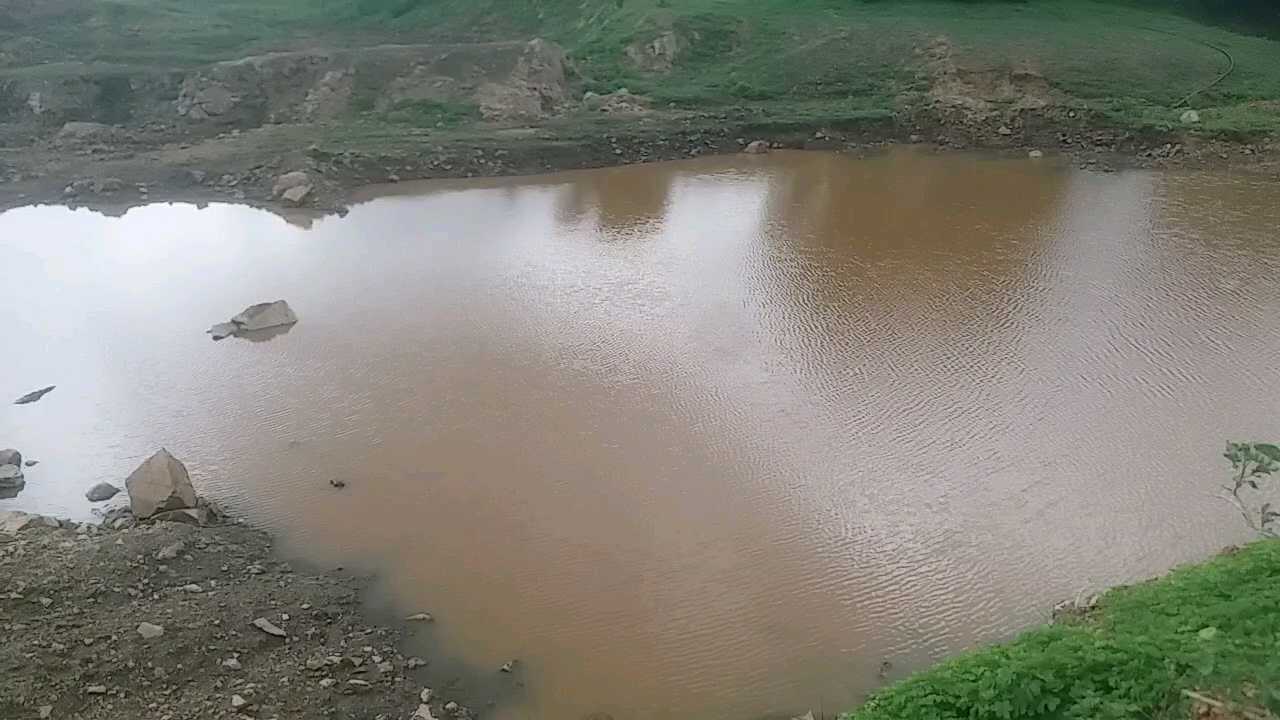 पहाड़ी से नीचे लाया गया बारिश का पानी