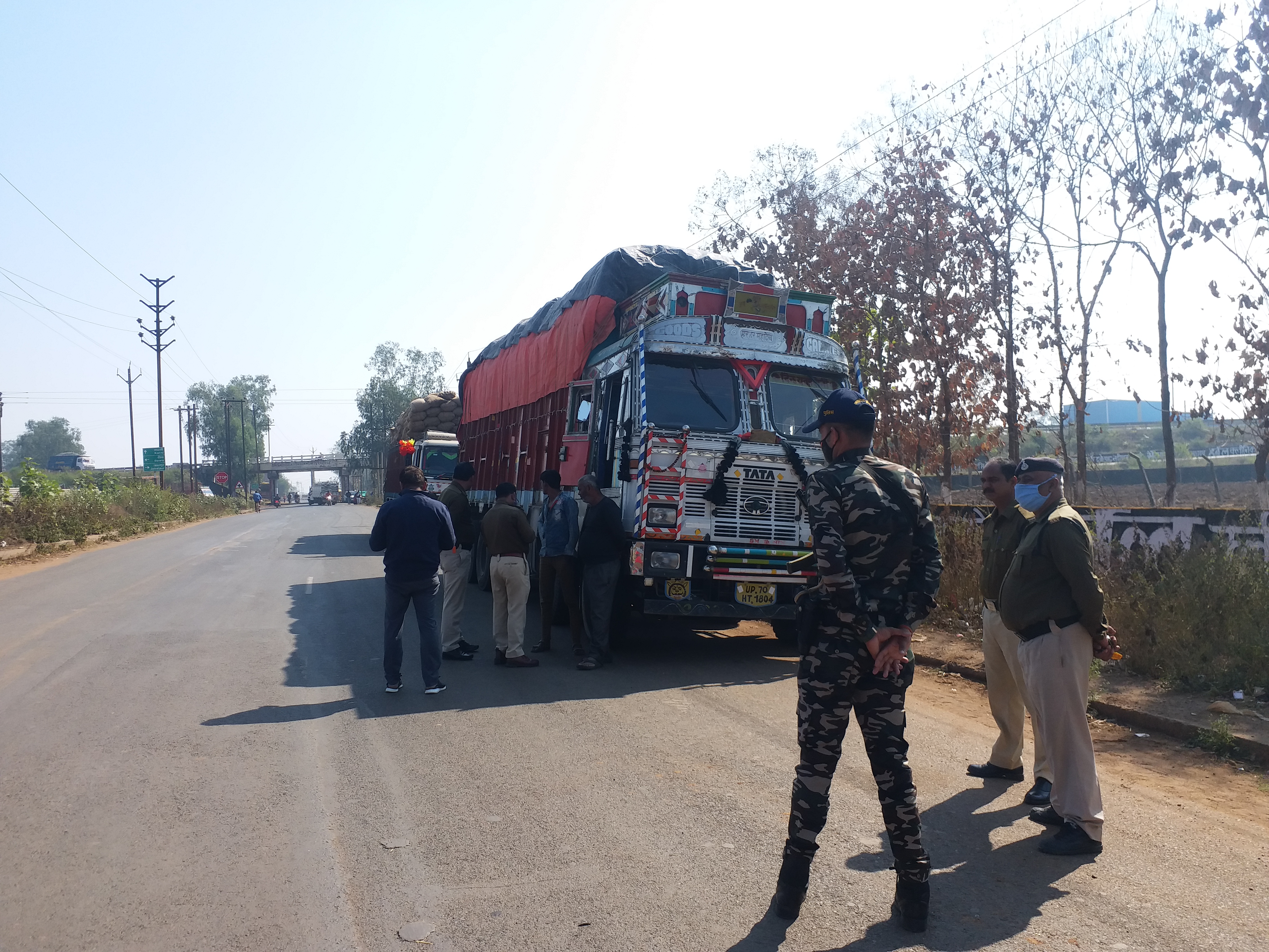 police administration seized 1350 bags of paddy and two trucks in katni