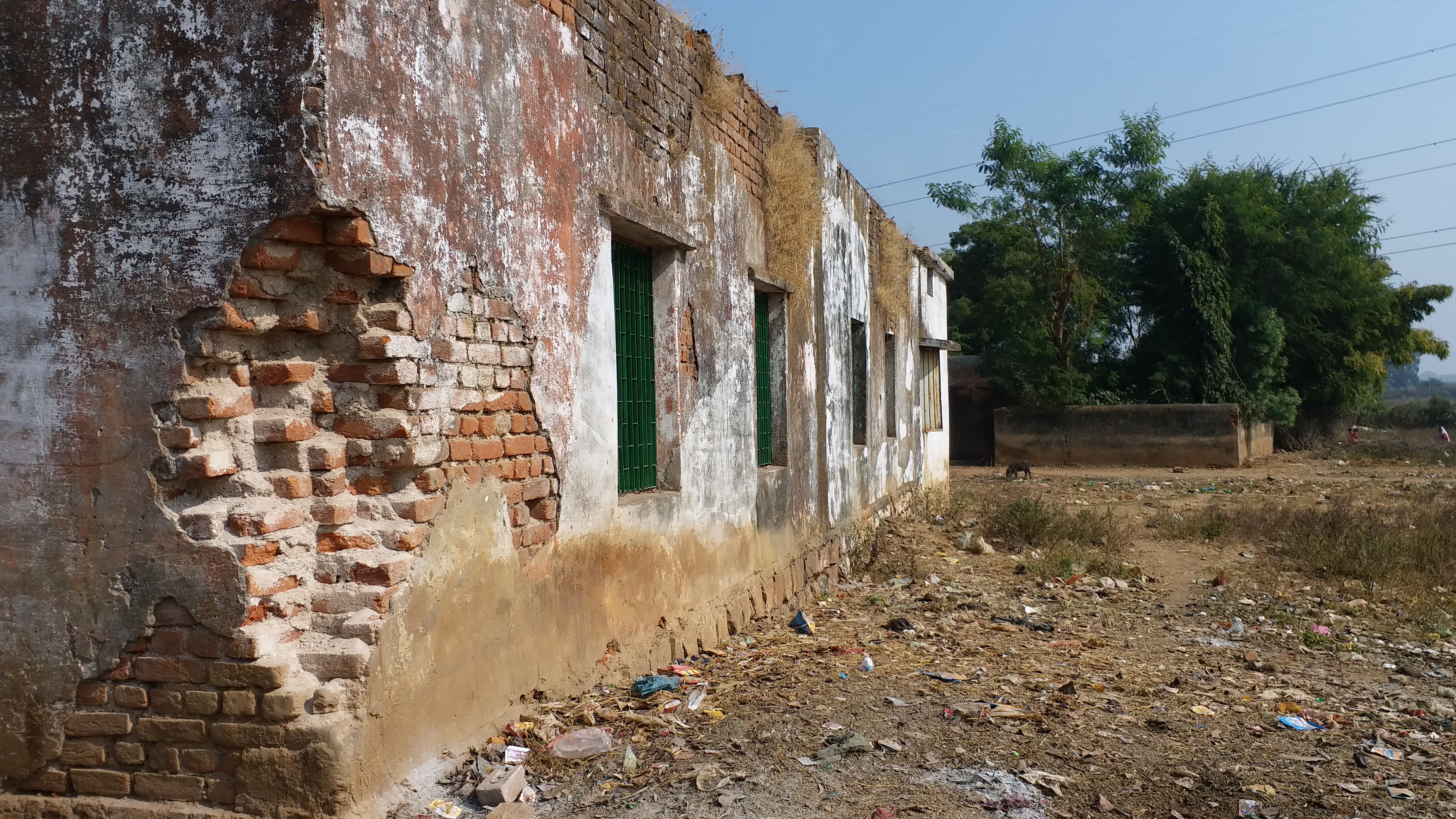 students-studying-in-shabby-school-in-katni