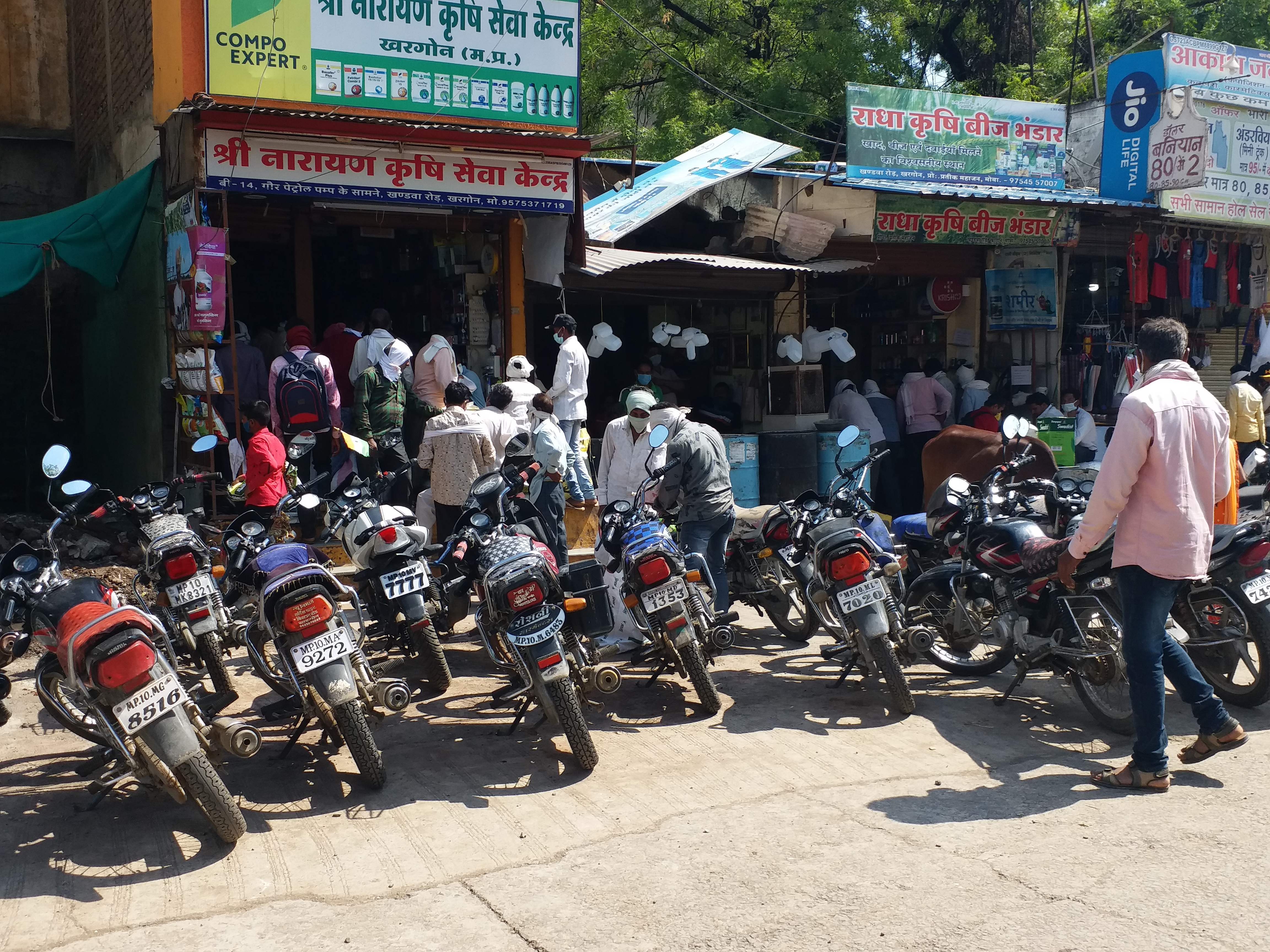 people found violating social distancing in khargone