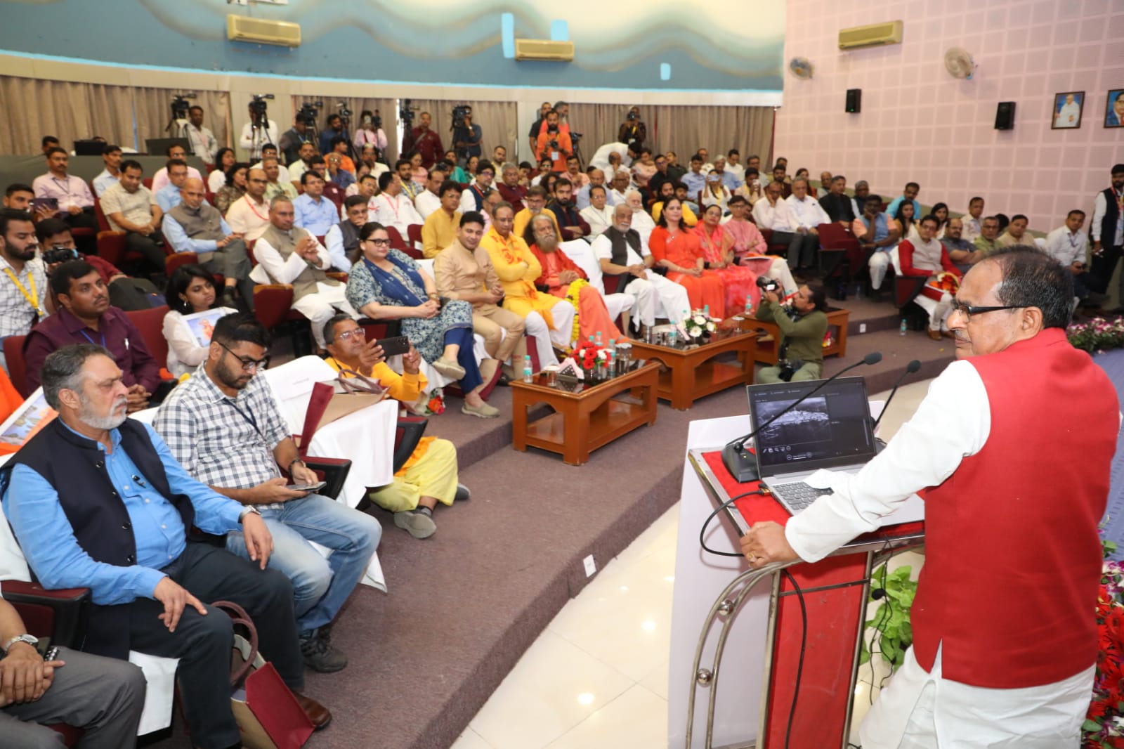 cm shivraj met saints of omkareshwar