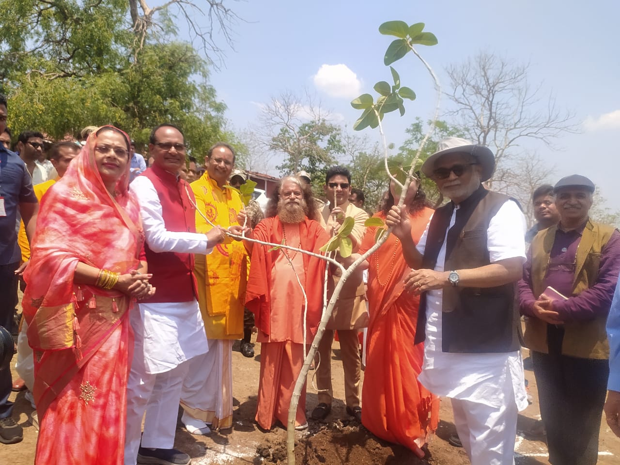 CM Shivraj planted trees on anniversary of his marriage with his wife