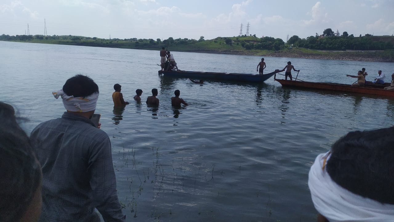 Two friends drowned Narmada