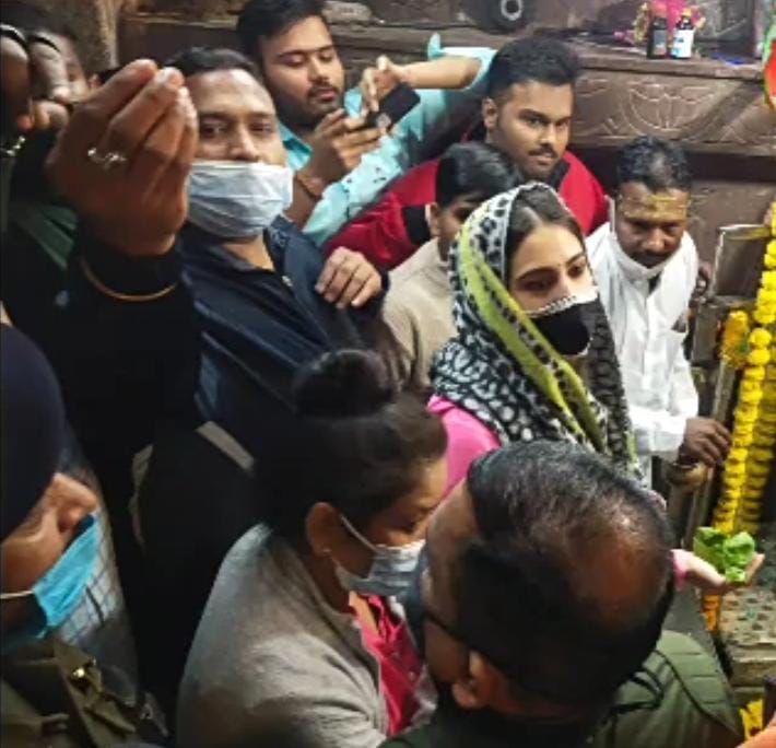 Actress Sara Ali Khan reached Lord Omkareshwar temple during shooting of film Luka Chuppi