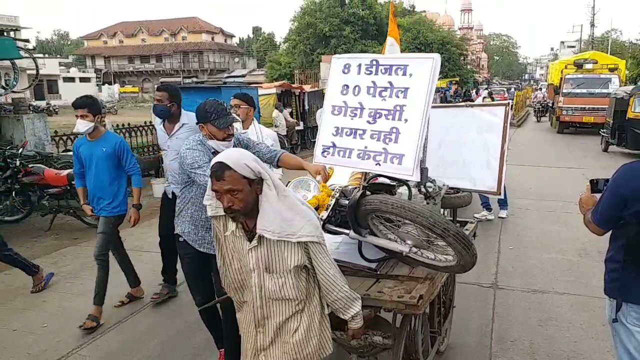 Demonstration by placing bike on handcart