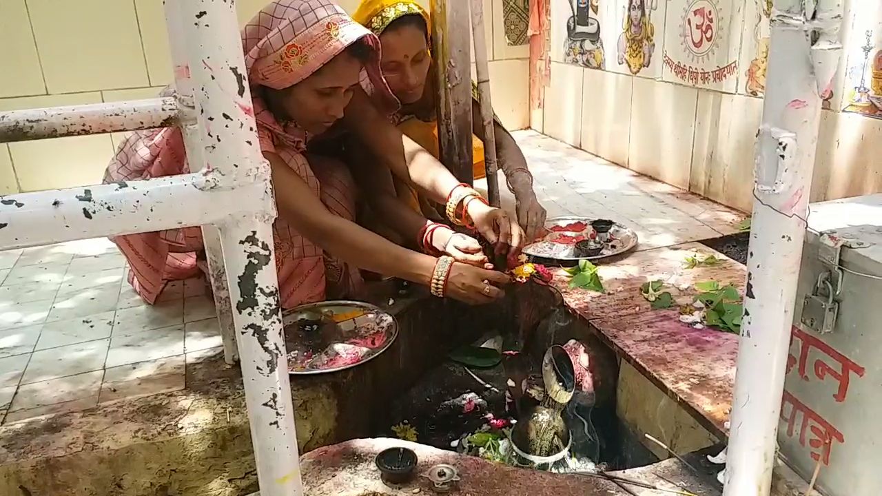 Worshipin of shiva