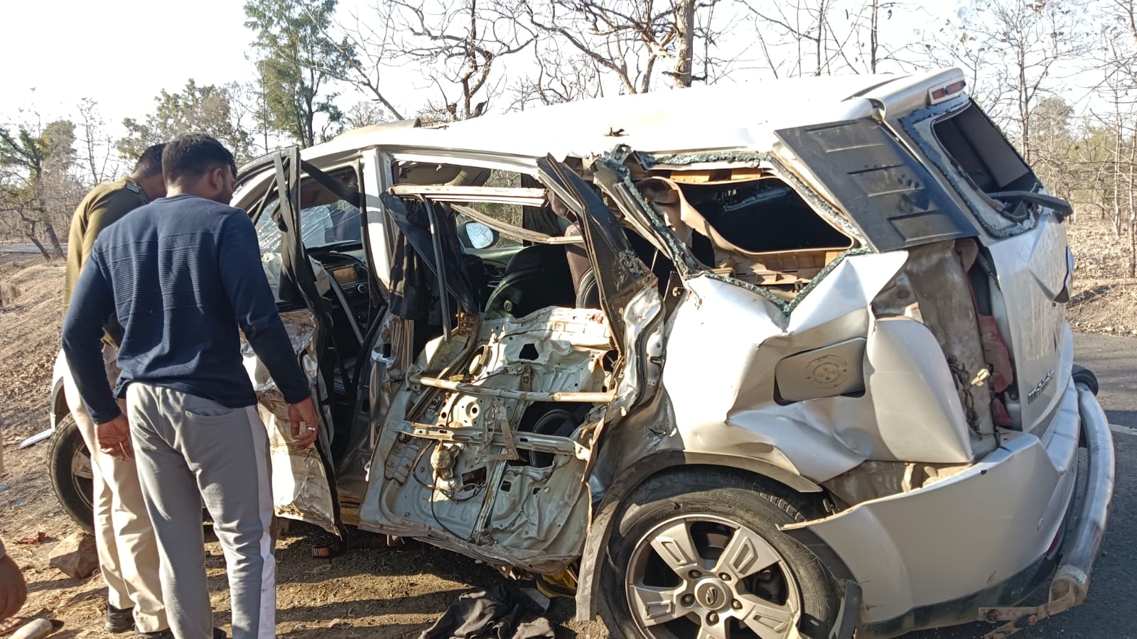 Car collided with tree due to tire burst Khandwa